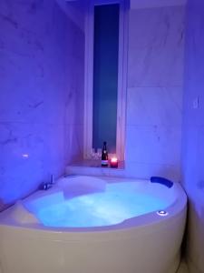y baño con bañera y botella de vino. en Bari Downtown Luxury Apartment, en Bari