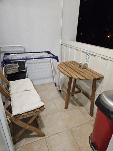 カルロヴァッツにあるApartman Ema Karlovacのテーブル、椅子、テーブル、窓が備わる客室です。
