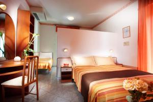 ガッテーオ・ア・マーレにあるHotel Atlanticのベッドとデスクが備わるホテルルームです。