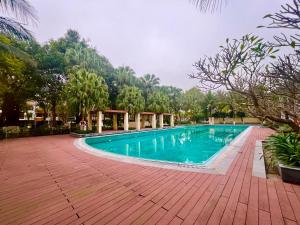 una piscina en medio de un complejo en Homestay yên bình tại Ecopark, en Cong Luận