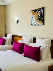 سرير أو أسرّة في غرفة في Hotel Idou Tiznit