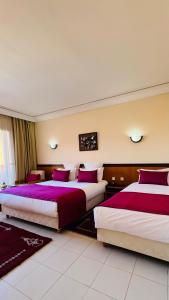 سرير أو أسرّة في غرفة في Hotel Idou Tiznit