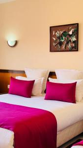 سرير أو أسرّة في غرفة في Hotel Idou Tiznit