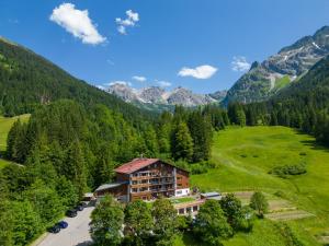 ミッテルベルクにあるIFA Breitach Apartments Kleinwalsertalの山のホテルの空中ビュー