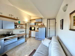 a living room with a couch and a kitchen at [Lago di Garda a 50 metri] La casa di Pamela in Desenzano del Garda