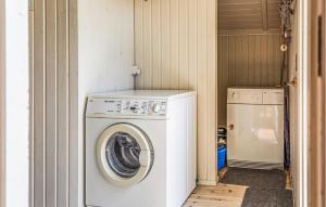 SkælskørにあるCozy Home In Sklskr With Kitchenの小さな部屋に洗濯機と乾燥機があります。