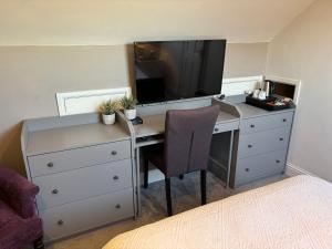 Televiisor ja/või meelelahutuskeskus majutusasutuses Blackrock B&B