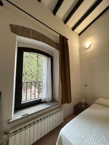a bedroom with a bed and a window at Appartamento spazioso in centro in Viterbo