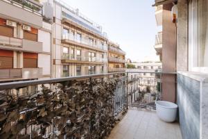 un balcón con un montón de plantas al lado de un edificio en Piccinni Exclusive Suite, en Bari