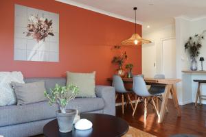 uma sala de estar com um sofá e uma mesa em Soutelande Eco-Hideaway - 2min Drive to Pristine Beach em Port Elizabeth