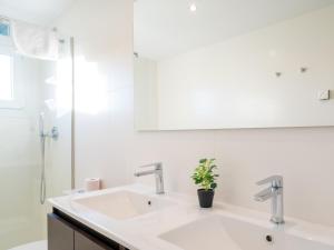 Kúpeľňa v ubytovaní Apartamento Premium con Jacuzzi y vistas al mar en Punta Prima, Torrevieja by Rentalole