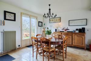 Maison Boisée - Charmante maison au calme : غرفة طعام مع طاولة وكراسي