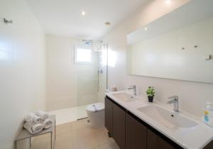 Kúpeľňa v ubytovaní Apartamento Premium con Jacuzzi y vistas al mar en Punta Prima, Torrevieja by Rentalole