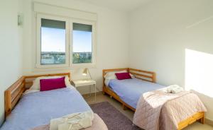 Posteľ alebo postele v izbe v ubytovaní Apartamento Premium con Jacuzzi y vistas al mar en Punta Prima, Torrevieja by Rentalole