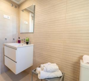 Kúpeľňa v ubytovaní Apartamento Premium con Jacuzzi y vistas al mar en Punta Prima, Torrevieja by Rentalole