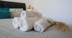 Posteľ alebo postele v izbe v ubytovaní Apartamento Premium con Jacuzzi y vistas al mar en Punta Prima, Torrevieja by Rentalole
