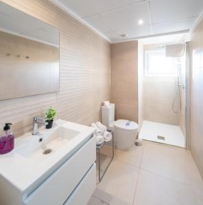 Kúpeľňa v ubytovaní Apartamento Premium con Jacuzzi y vistas al mar en Punta Prima, Torrevieja by Rentalole
