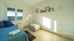Posteľ alebo postele v izbe v ubytovaní Apartamento Premium con Jacuzzi y vistas al mar en Punta Prima, Torrevieja by Rentalole