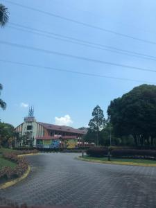 een lege straat met een gebouw op de achtergrond bij DHW Homestay in Simpang Ampat Semanggol