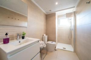 Kúpeľňa v ubytovaní Apartamento Premium con Jacuzzi y vistas al mar en Punta Prima, Torrevieja by Rentalole