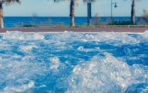 Bazén v ubytovaní Apartamento Premium con Jacuzzi y vistas al mar en Punta Prima, Torrevieja by Rentalole alebo v jeho blízkosti