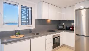 Kuchyňa alebo kuchynka v ubytovaní Apartamento Premium con Jacuzzi y vistas al mar en Punta Prima, Torrevieja by Rentalole
