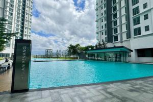 een groot zwembad in het midden van een gebouw bij D'Rapport Residence KL by manatidur in Kuala Lumpur