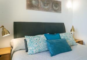 Posteľ alebo postele v izbe v ubytovaní Apartamento Premium con Jacuzzi y vistas al mar en Punta Prima, Torrevieja by Rentalole