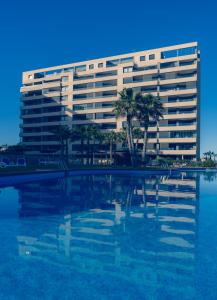 Bazén v ubytovaní Apartamento Premium con Jacuzzi y vistas al mar en Punta Prima, Torrevieja by Rentalole alebo v jeho blízkosti
