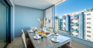Nápoje v ubytovaní Apartamento Premium con Jacuzzi y vistas al mar en Punta Prima, Torrevieja by Rentalole