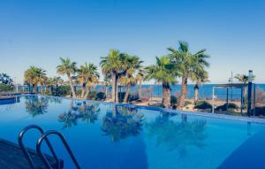 Bazén v ubytovaní Apartamento Premium con Jacuzzi y vistas al mar en Punta Prima, Torrevieja by Rentalole alebo v jeho blízkosti