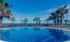 Bazén v ubytovaní Apartamento Premium con Jacuzzi y vistas al mar en Punta Prima, Torrevieja by Rentalole alebo v jeho blízkosti
