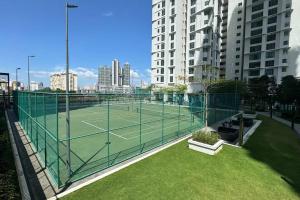 een tennisbaan in het midden van een stad bij D'Rapport Residence KL by manatidur in Kuala Lumpur