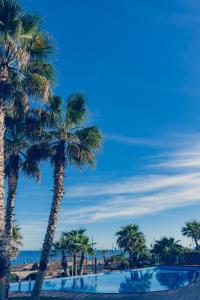 Bazén v ubytovaní Apartamento Premium con Jacuzzi y vistas al mar en Punta Prima, Torrevieja by Rentalole alebo v jeho blízkosti