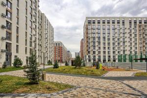 eine Stadt mit hohen Gebäuden und einem Park mit Bäumen in der Unterkunft Апартаменты бизнес-класса в ЖК 4YOU in Almaty