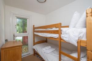 Katil dua tingkat atau katil-katil dua tingkat dalam bilik di Chalet 137