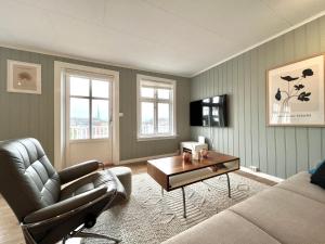 a living room with a couch and a coffee table at Sentrum - Koselig hus med parkering in Arendal