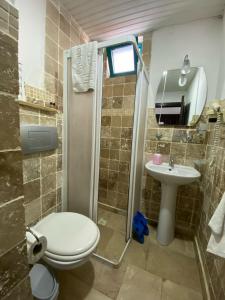La salle de bains est pourvue de toilettes et d'un lavabo. dans l'établissement Alanya Central Apartments, à Alanya