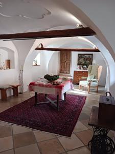 a living room with a table in an archway at Gästehaus Hans Moser in Purbach am Neusiedlersee