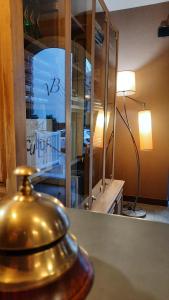una campana de oro sentada sobre un mostrador en Villa Les Bains, en Houlgate