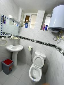 ダカールにあるStudio meublé piscine en faceのトイレと洗面台のある小さなバスルーム
