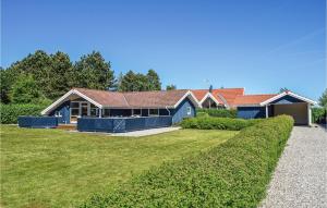 SpodsbjergにあるAmazing Home In Rudkbing With Saunaの大庭付きの家