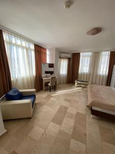 sala de estar amplia con cama y escritorio en Alanya Central Apartments, en Alanya