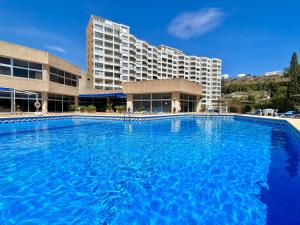 une grande piscine en face d'un bâtiment dans l'établissement Beachfront Luxe 1 by Gloove, à La Vila Joiosa