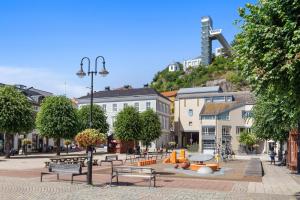 a group of benches in a town with a hill at Sentrum - Koselig hus med parkering in Arendal