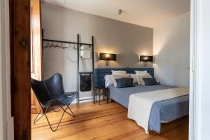リスボンにあるリビング リスボン バイシャ アパートメンツのベッドルーム1室(ベッド1台、椅子付)