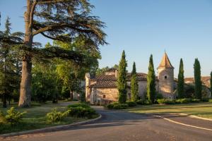 una entrada que conduce a una casa con una torre en Domaine de la durantie - villa avec jacuzzi, en Castelnau-de-Montmiral