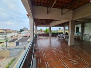 uma varanda com vista para a cidade em Lovely 1-Bed Apartment in Luanda em Luanda