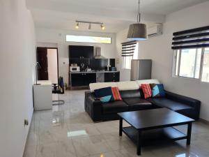 Et opholdsområde på Lovely 1-Bed Apartment in Luanda
