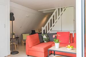 uma sala de estar com um sofá vermelho e escadas em DELUXE COASTAL Chalet near the beach with Swimming pool in Kingsdown No 53 em Kingsdown